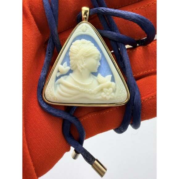 Vintage Estee Lauder Solid Perfume Blue Cameo Compact Cord Pendant Necklace 2004 - Picture 2 of 5